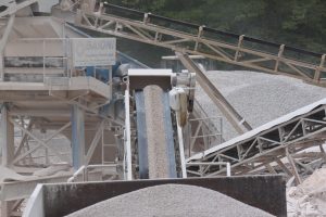 Pogled na skladište građevinskog materijala u industrijskoj zoni