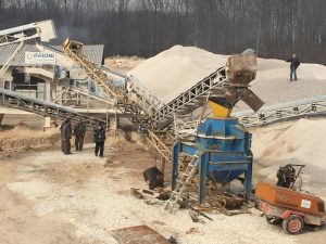 Građevinski tim koordinira iskop terena prije izgradnje